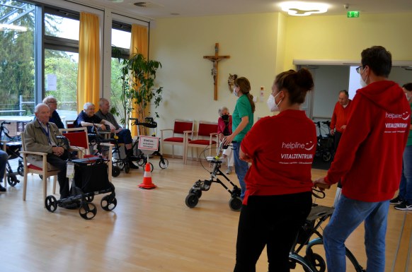 Einführung am ersten Tag des Rollatortrainings.