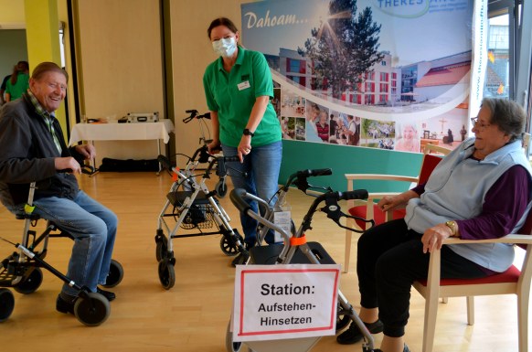 Claudia Winter von der Verkehrswacht erklärt das „richtige“ Aufstehen und Hinsetzen“