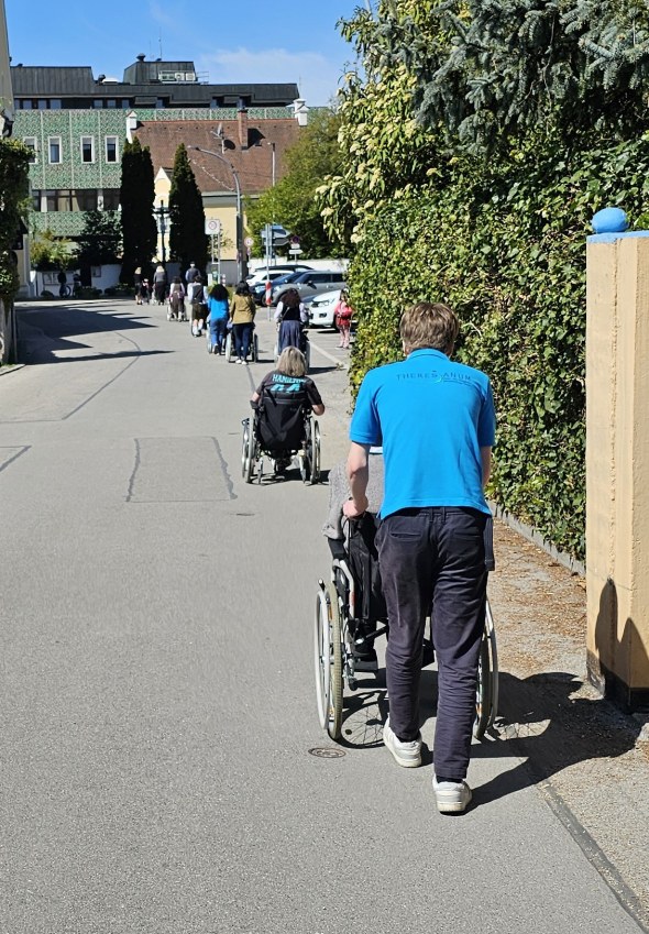Fleißige Helfer schieben unsere Bewohner zum Volksfest.