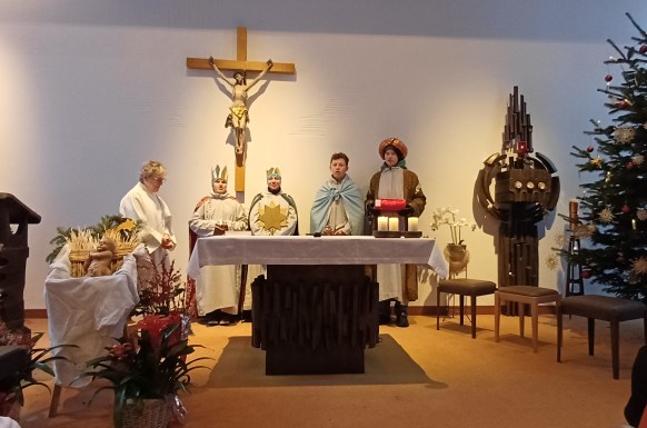 Dieses Bild zeigt die Sternensinger mit Frau Dr Habersetzer bei ihrem Besuch in unserer Kapelle.